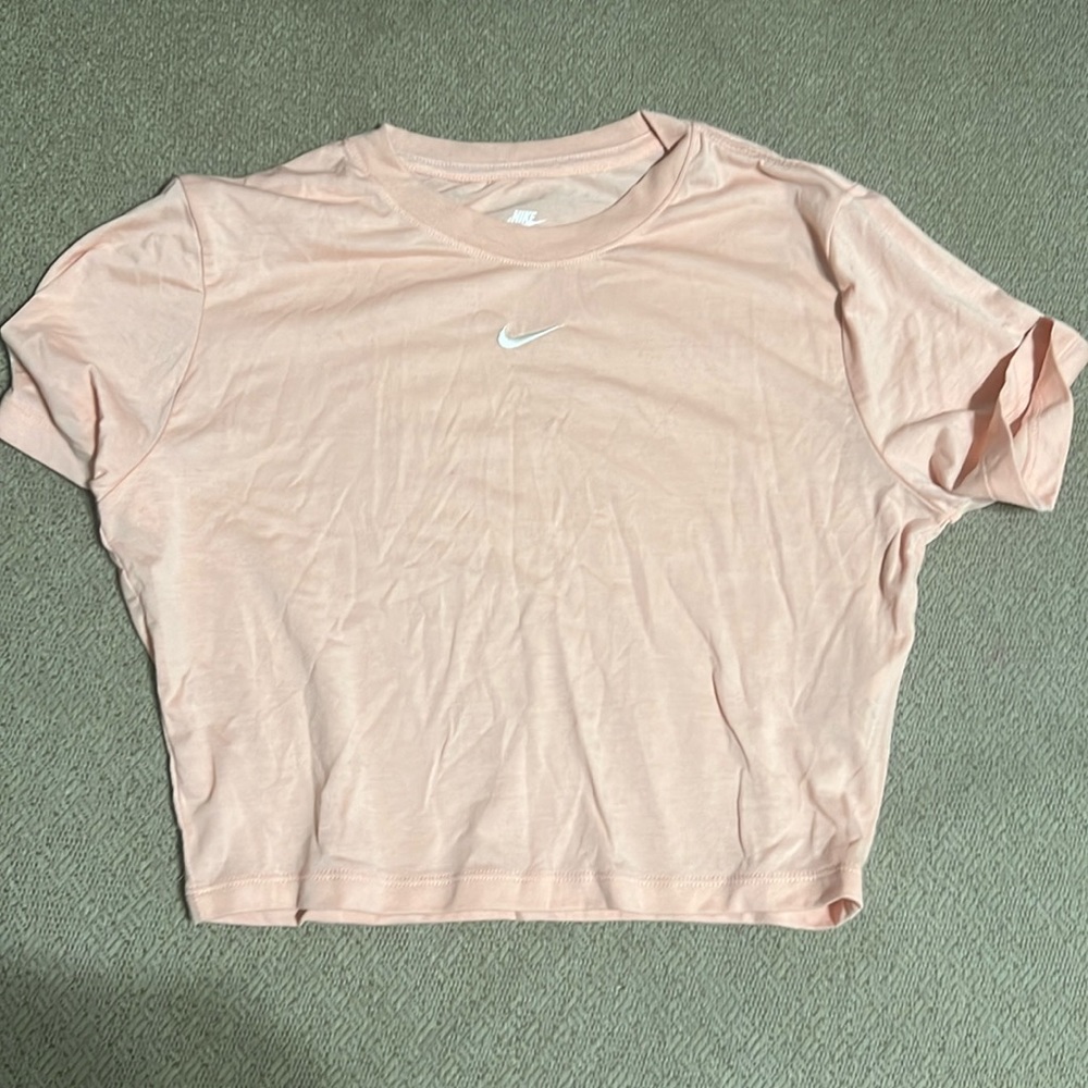 ✨pink nike cropped tee size M✨